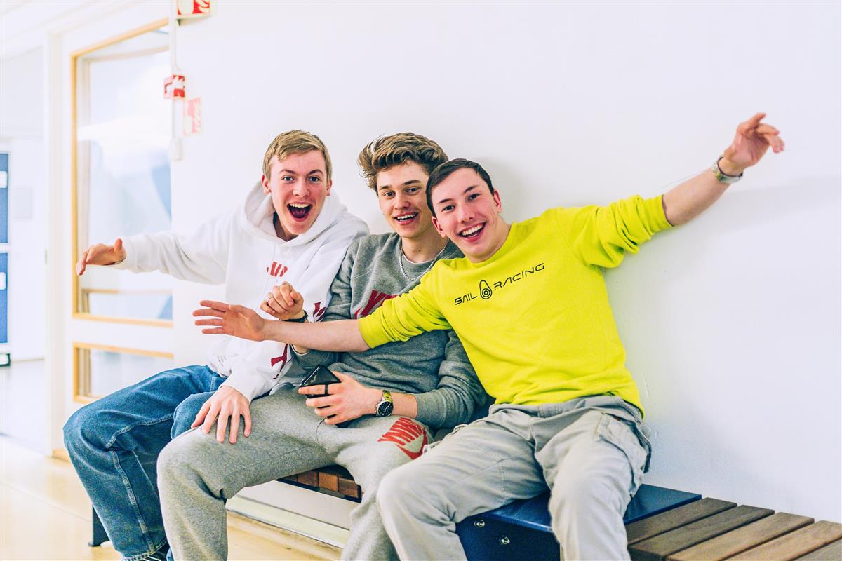 Bildet viser glade elever i gangen på skolen - Klikk for stort bilde