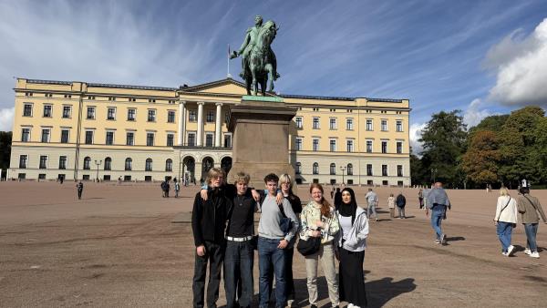 Lenke til artikkel: Klassetur med kongelige som rød tråd