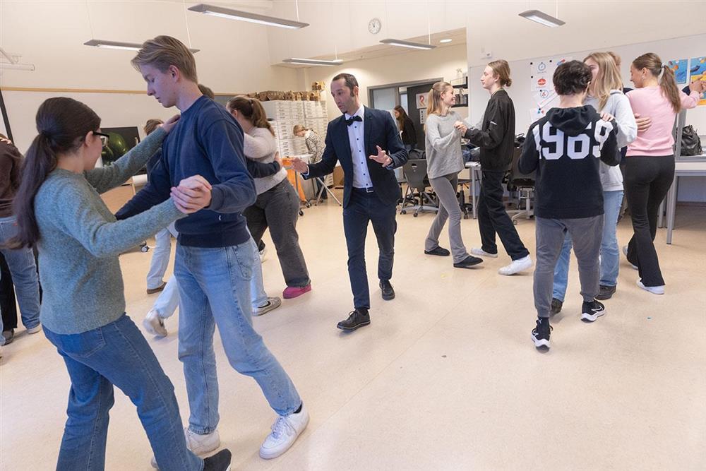 Elever som danser vals - Klikk for stort bilde