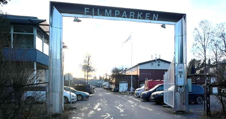 Elever på FBIE er på utplassering hos Filmparken på Jar. - Klikk for stort bilde