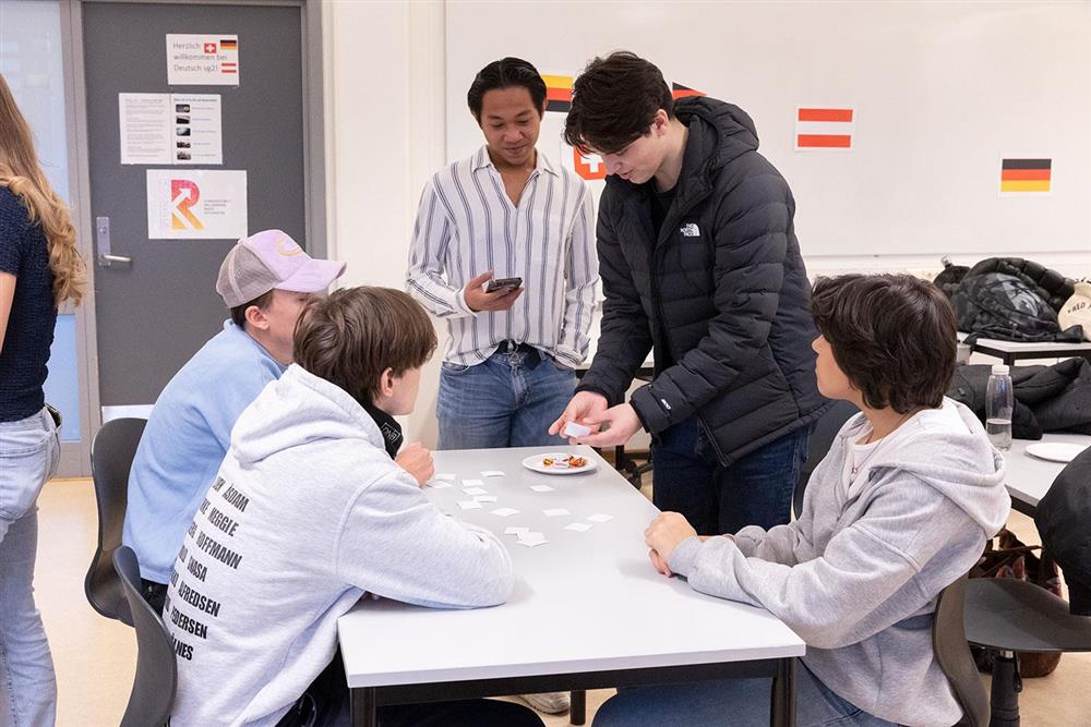 fem elever jobber rundt et gruppebord - Klikk for stort bilde