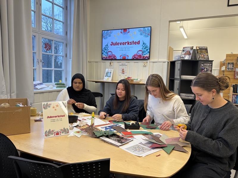 Elever lager julepynt på biblioteket - Klikk for stort bilde