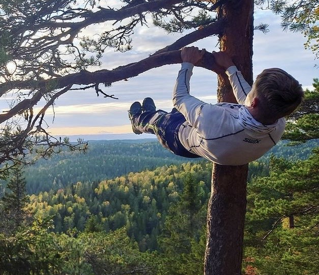 Bilde av elev som klatrer i tre - Klikk for stort bilde