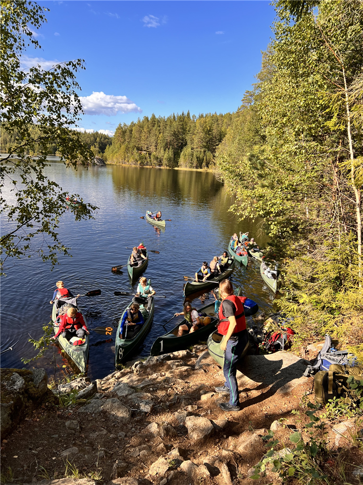 Bilde av elever på kanotur - Klikk for stort bilde