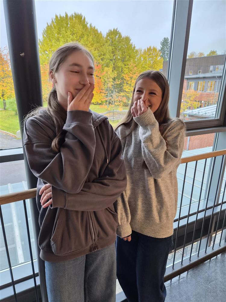 to jenter som flirer - Klikk for stort bilde