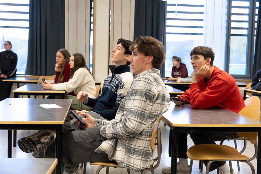 elever si tter ved pultene sine - Klikk for stort bilde