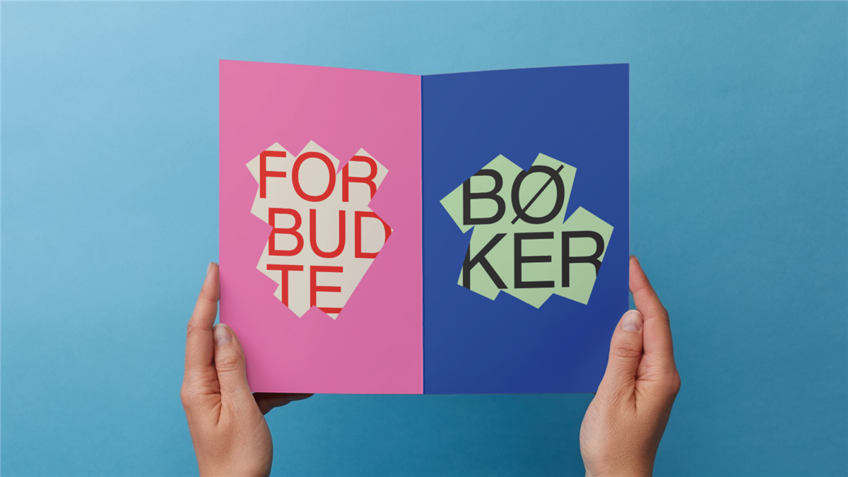 To hender som holder opp et ark hvor det står forbudte bøker. Arket er halvt rosa og halvt blått. - Klikk for stort bilde