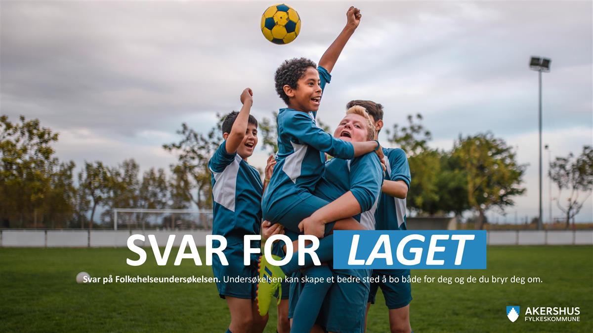 Gutter på fotballag som jubler sammen - Klikk for stort bilde