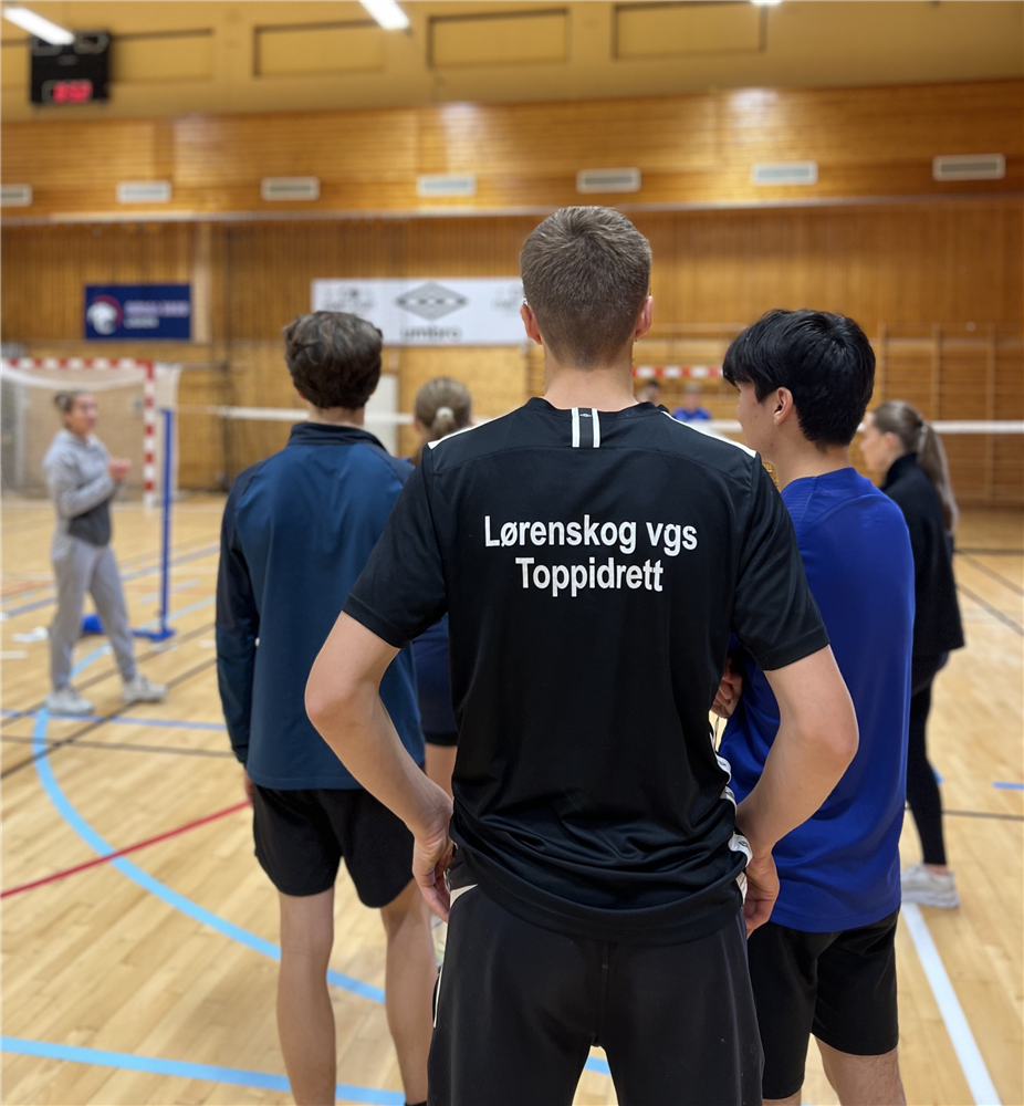 Bilde av elever i idrettshall - Klikk for stort bilde