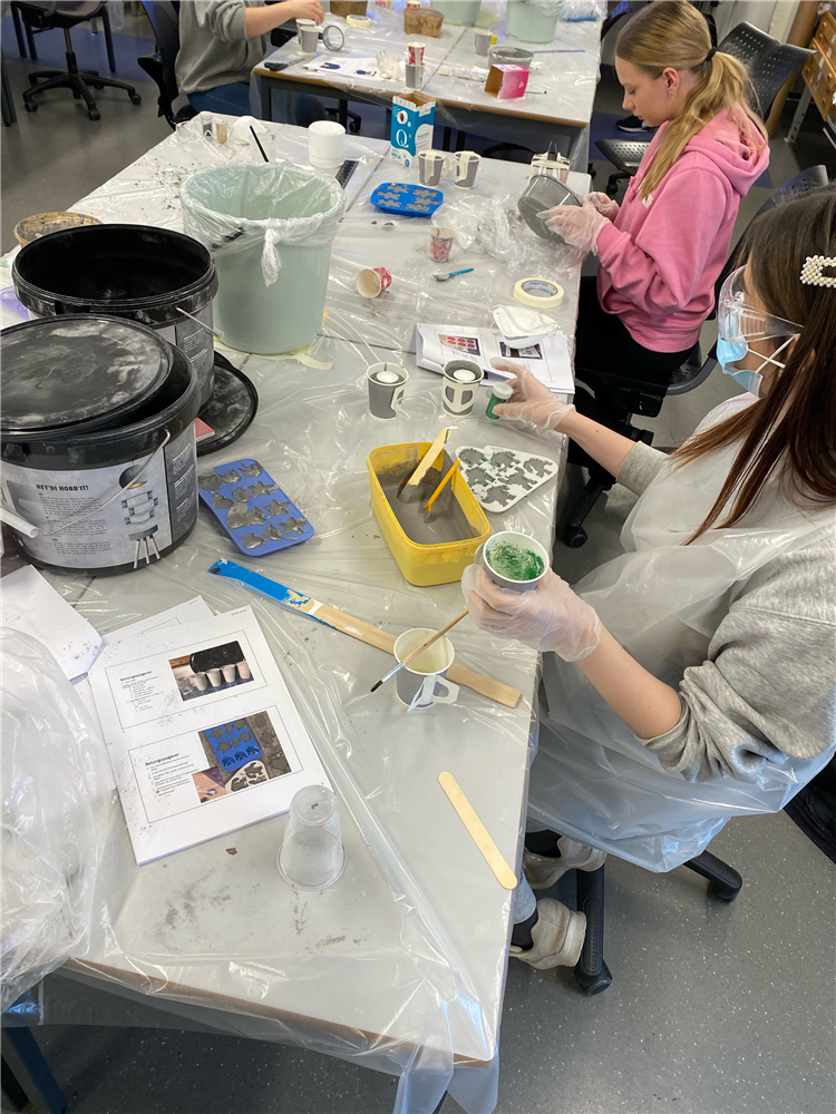 Bilde av elever som støper figurer - Klikk for stort bilde