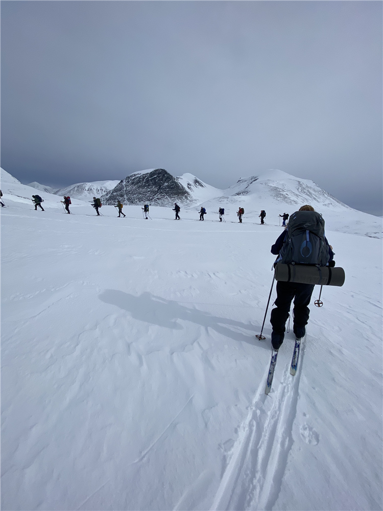 Bilde av elever på skitur - Klikk for stort bilde