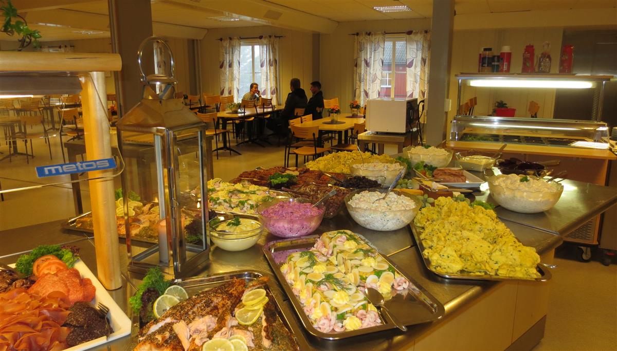 Lunsjbuffet i skolens kantine - Klikk for stort bilde